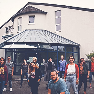 Gemeindemitglieder der Kreuzkirche vor dem Gebäude der freien Babtistengemeinde in Mainz.jpg