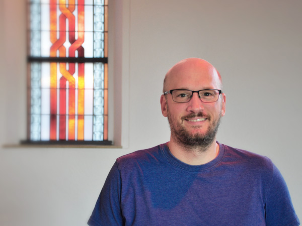 Mathis Hochhaus, Pastor der Kreuzkirche, im Gottesdienstraum der Freikirche in Mainz Gonsenheim